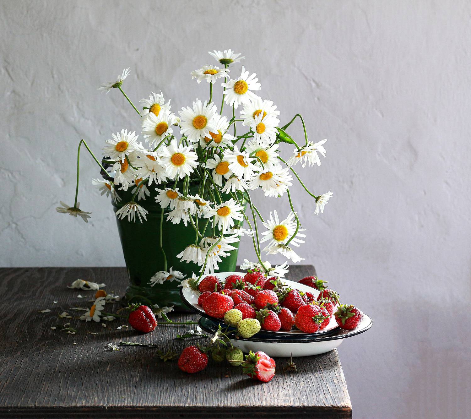 натюрморт, фотонатюрморт, still life, stillifefoto, художественное фото, фотохудожник, лето,, цветочный натюрморт, ромашки, ягода, клубника, наталья казанцева, Наталья Казанцева