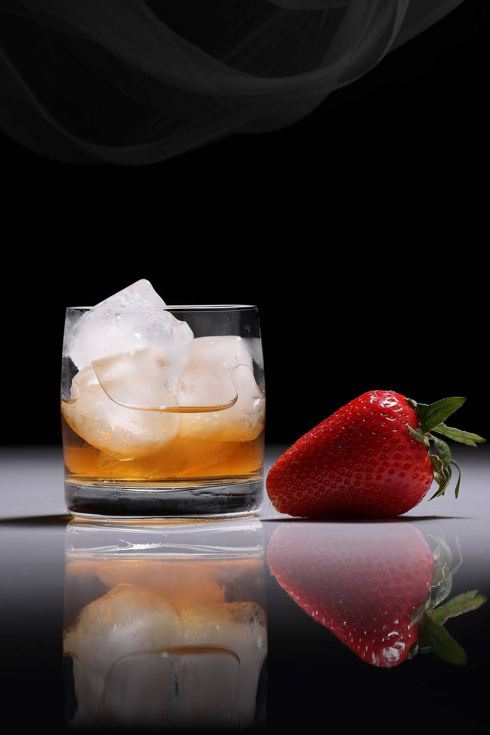 лёд, клубника, холод, рюмка, стакан, виски, алкоголь, ягода, студия, натюрморт, отражение, Игорь Парсаданов