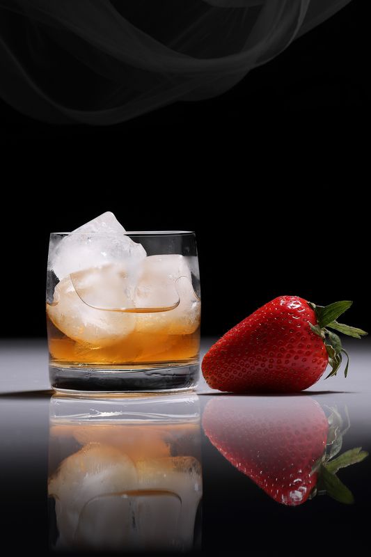 лёд, клубника, холод, рюмка, стакан, виски, алкоголь, ягода, студия, натюрморт, отражение В Петербурге сегодня 33 С фото превью