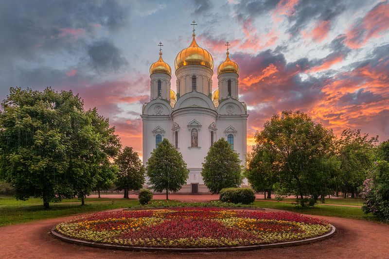 Яркий закат в сопровождении дождя. фото превью