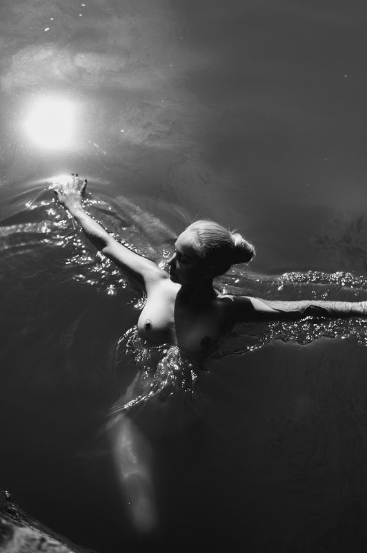 чб, ню, вода, купается, блики, озеро, Михаил Решетников, Новосибирск, плавает июльские купания фото превью