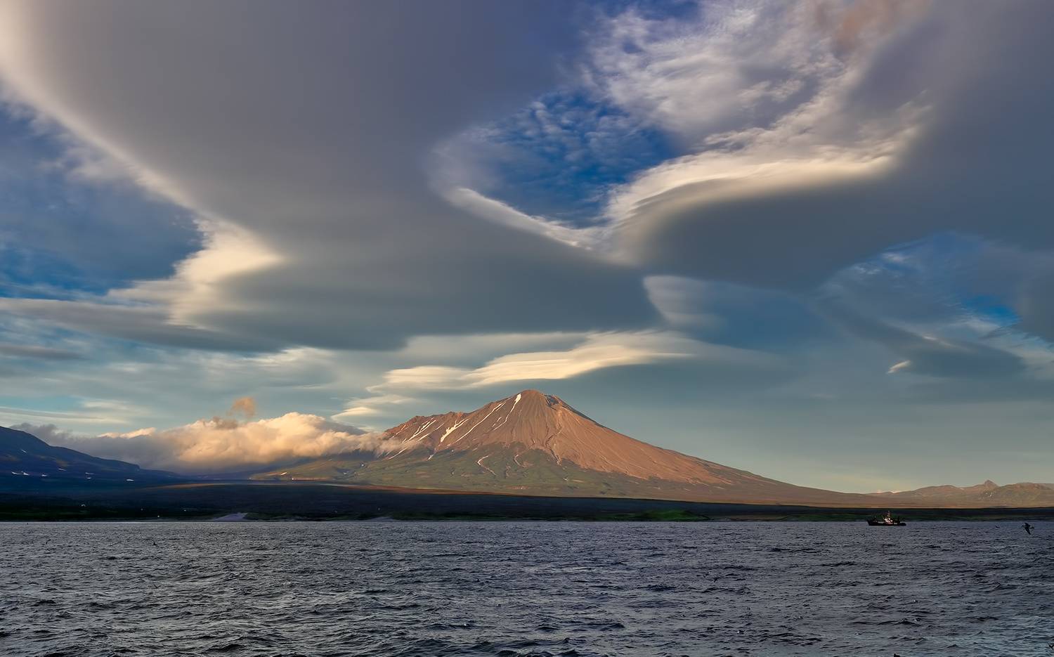 берег, вулкан, камчатка, облака, рс, осень, охотское море, Евгений Паршуков