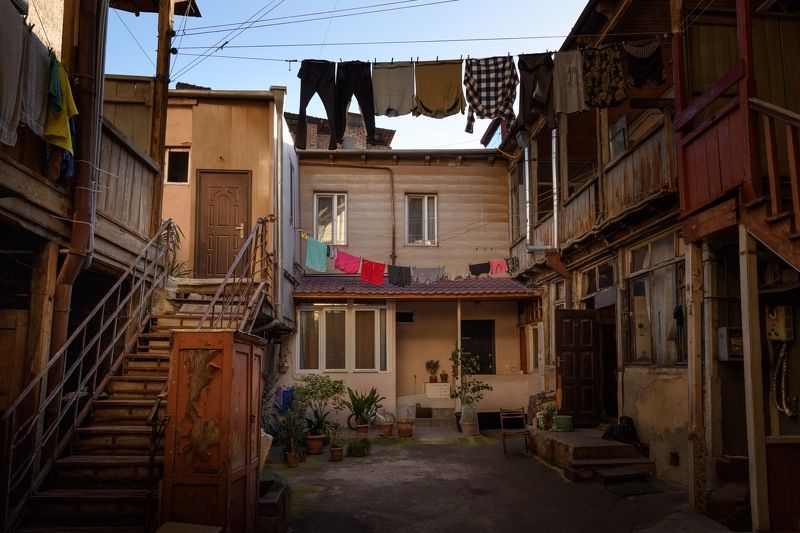 Старый двор в Тбилиси фото превью