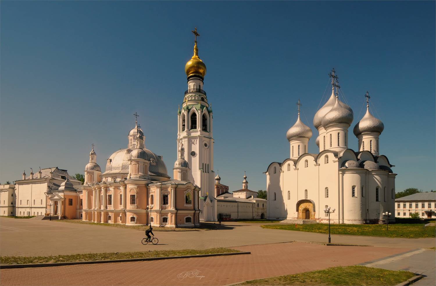 церкви колокольня площадь велосипедист, Вера Петри