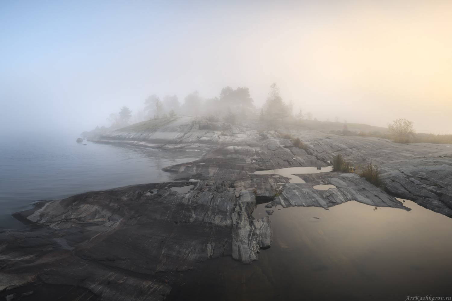 ладога, туман, ладожские шхеры, карелия, северное приладожье, скалистые острова, сосны, золотая осень, каменный пляж, луды, Арсений Кашкаров