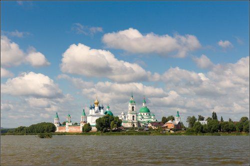 Монастырь на берегу