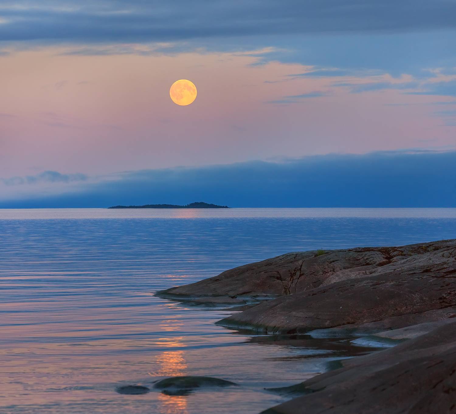 ладожское озеро, карелия, ладожские шхеры, национальный парк, лето, вода, берег, гранит, гранитный остров, луна, полнолунье, лунное, отражение, дорожка, розовый, ночь, белые ночи,, Лашков Фёдор