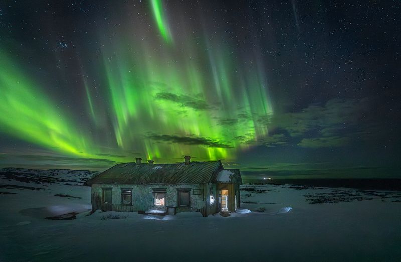 Аврора над заброшенной метеостанцией. фото превью