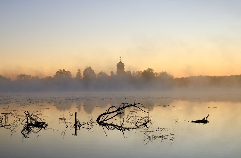 рассвет туман озеро монастырь утро май весна тишина гладь вода религия россия пейзаж штиль коряга ветка отражение Рассветный туман фото превью