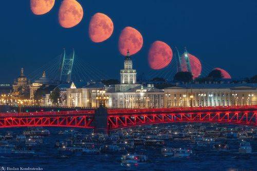 Заход Луны за Кунсткамерой