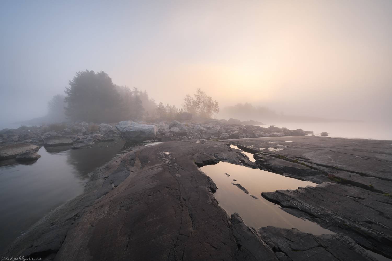 ладога, туман, ладожские шхеры, карелия, северное приладожье, скалистые острова, сосны, золотая осень, каменный пляж, луды, Арсений Кашкаров