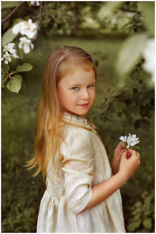 девочка, цветение, цветы, дети,  в яблоне фото превью