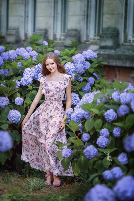 horizontal, photography, outdoors, nature, youngwomen, oneperson, beautifulwoman, flower, beauty, portrait, fashion, lifestyles, day, dress, hat, flowers Анастасия фото превью