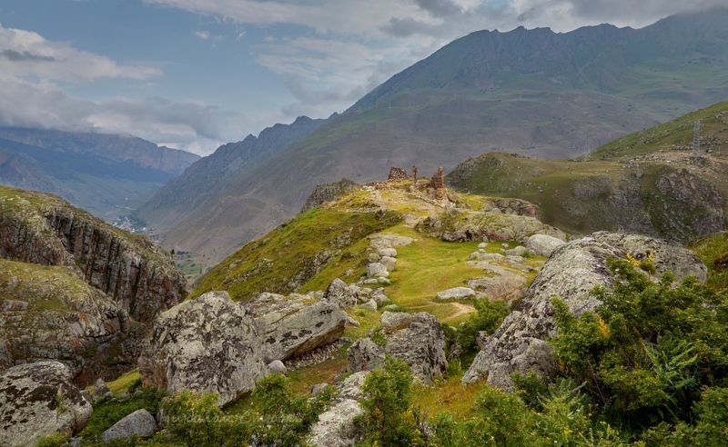 кавказ, горы, замок, курнаят У развалин древнего замка фото превью