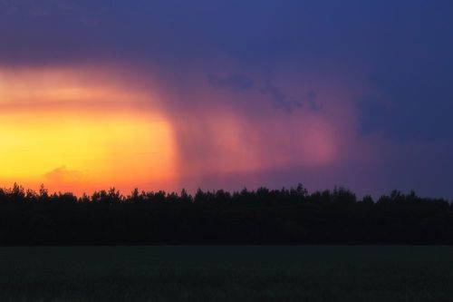 Ярки закат перед ночной грозой