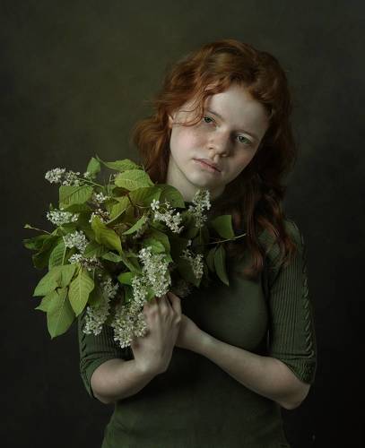 Девушка с букетом черёмухи
