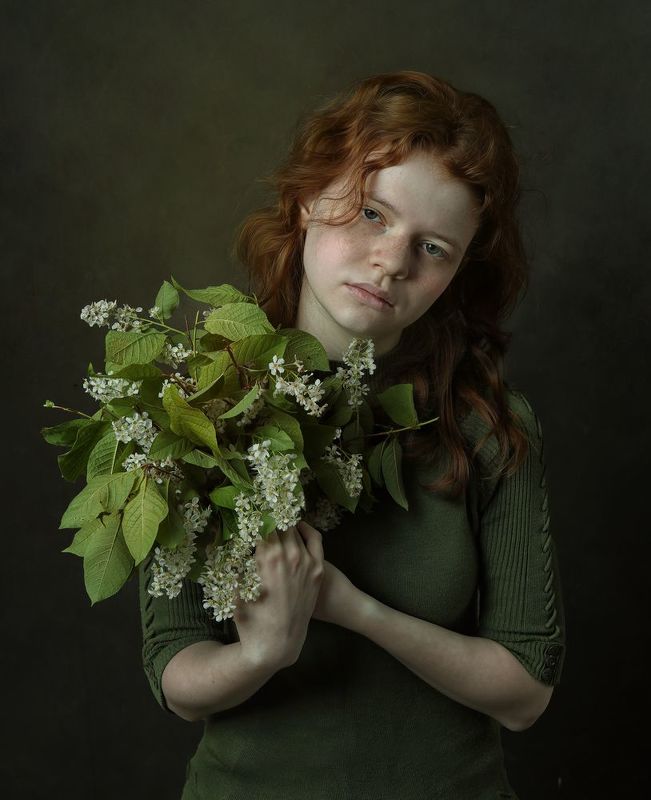 черемуха букет девушка рыжая  Девушка с букетом черёмухи фото превью