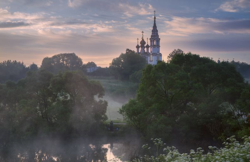 село, лето, утро, храм, туман, рыбак Утро в селе фото превью