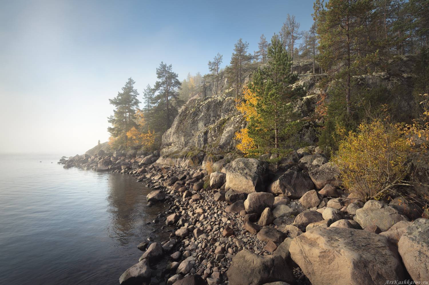 ладога, туман, ладожские шхеры, карелия, северное приладожье, скалистые острова, сосны, золотая осень, каменный пляж, луды, Арсений Кашкаров