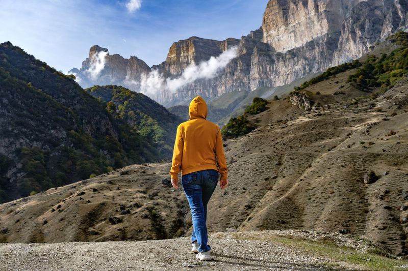 горы, пейзаж, девушка, поход, туризм Навстречу горам фото превью