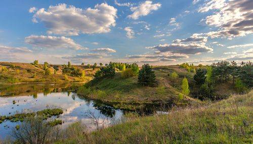 Холмы, озёра, облака.