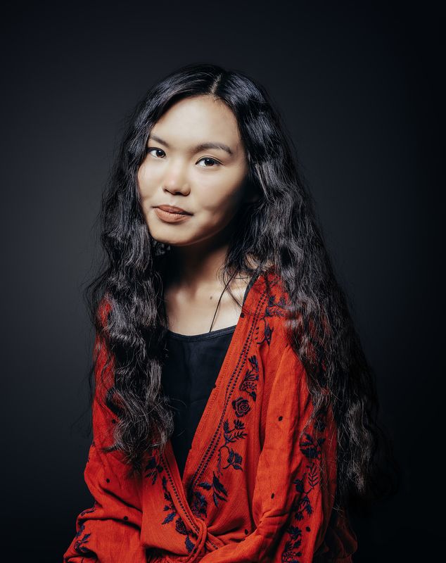 the woman in the red shirt фото превью