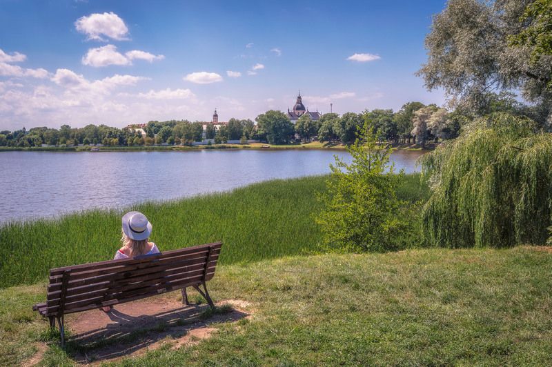 Прогулка в летнем парке фото превью