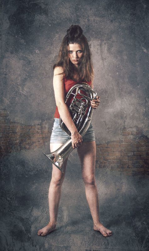 Девушка с трубой фото превью