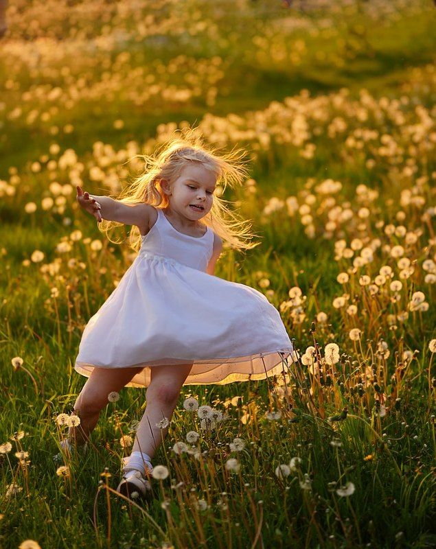 Девочка бежит, девочка, одуванчики За секунду до падения фото превью