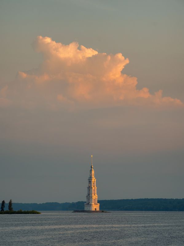 Калязин колокольня туризм путешествие круиз фототур Волга Калязинский пейзаж. Утро на Волге.  фото превью