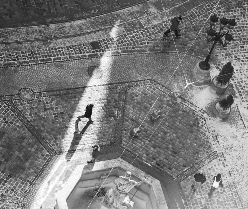 На брусчатке фото превью