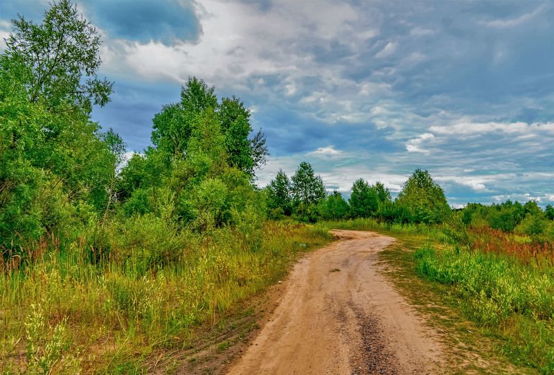 Грунтовая дорожка убегает вдаль. фото превью