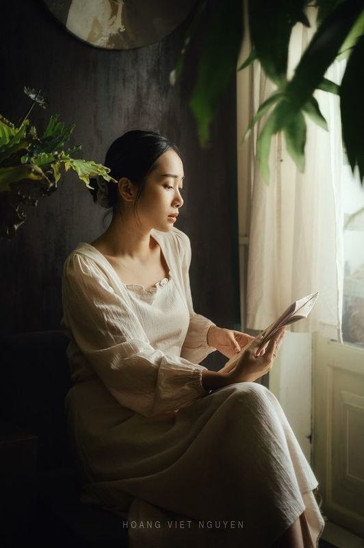 portrait, mood portrait, face, mood, asian, vietnamese, vietnam, face, reading, indoor, natural light, ambient light, calm * * * фото превью