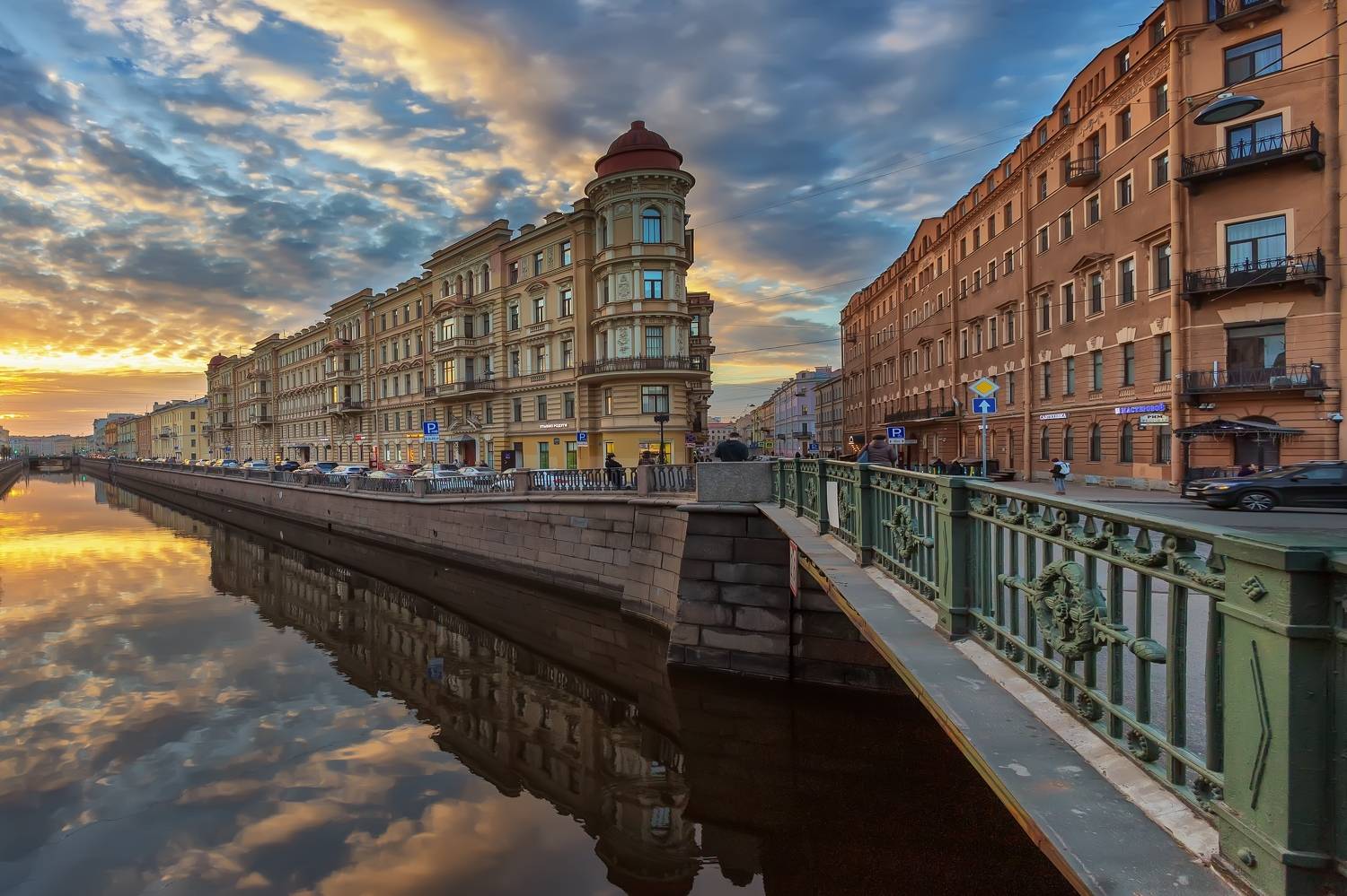 город архитектура мост улица люди канал вечер закат облака, Тамара