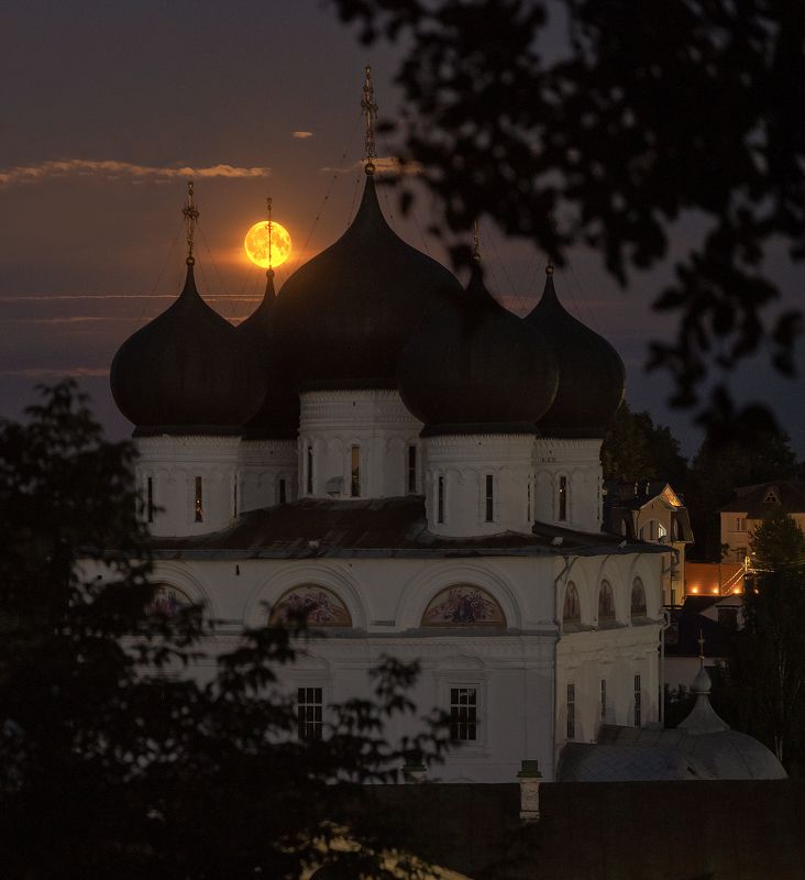 Яркая луна над Успенским собором  фото превью