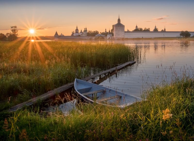 кириллов, монастырь, нд, сиверское озеро, кирилло-белозерский монастырь, россия православная, лодка, русская старина, вологодская область, русь, russia, святая русь нд, святая русь Летний вечер в Кириллове фото превью