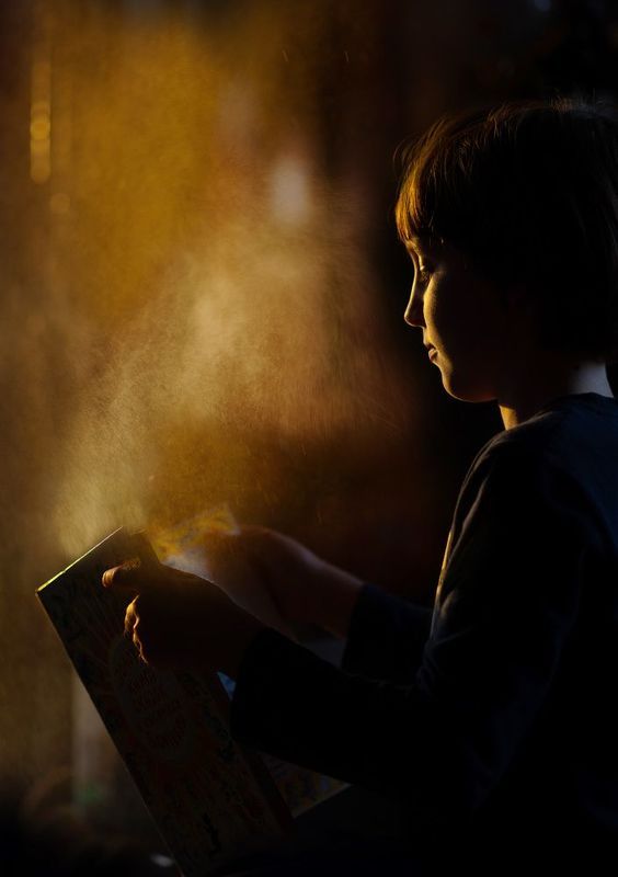 Мальчик, книга, волшебство Волшебство начинается фото превью