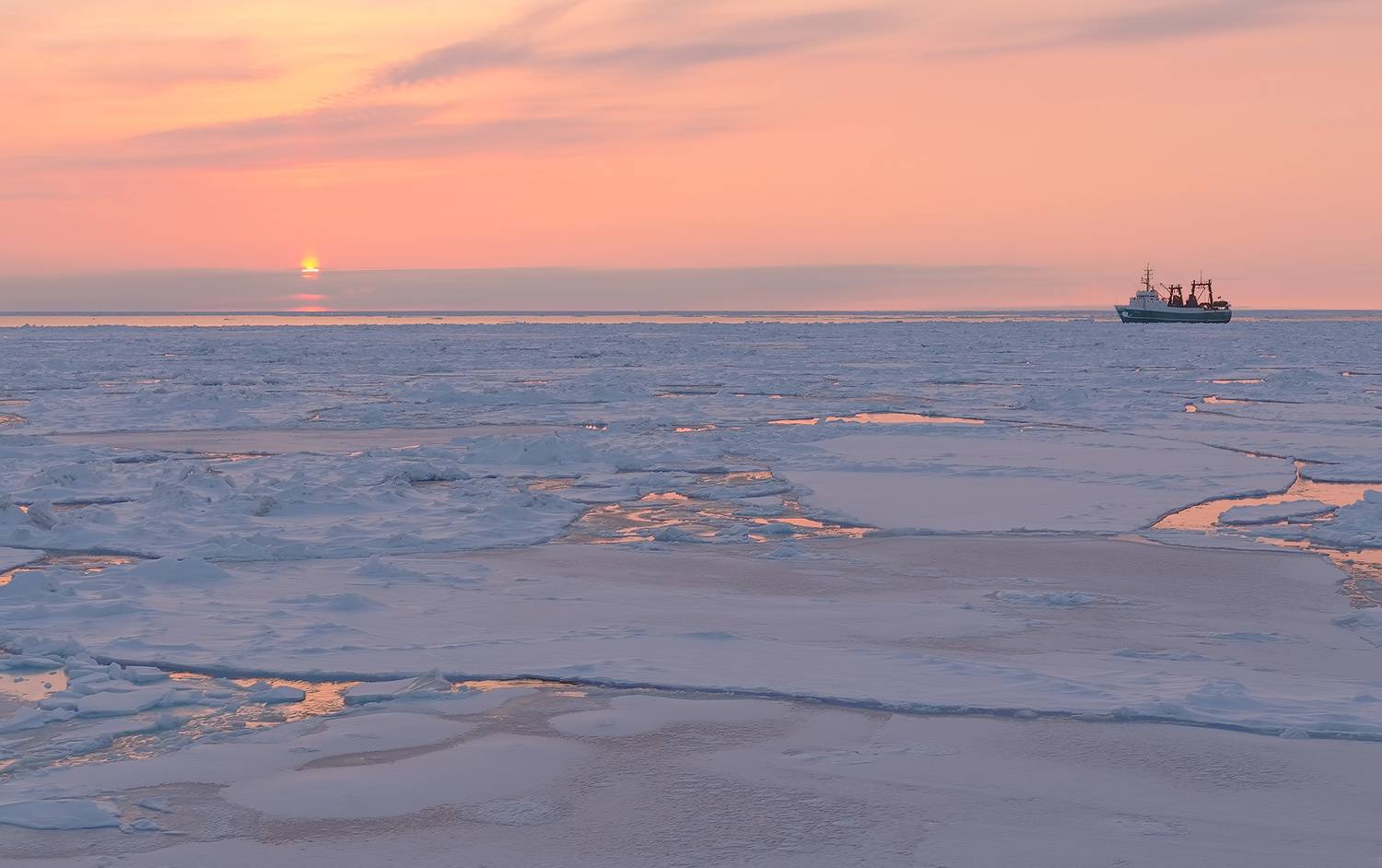 вечер, закат, охотское море, судно, льды, Евгений Паршуков