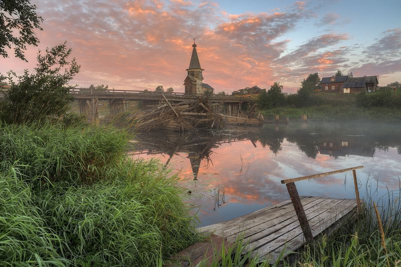 лето, деревня, утро, река, церковь, мост Утро. фото превью