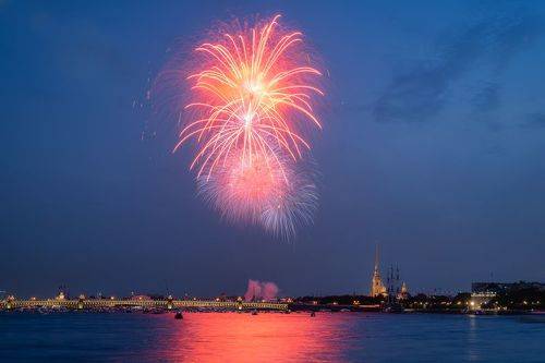 Салют над Невой