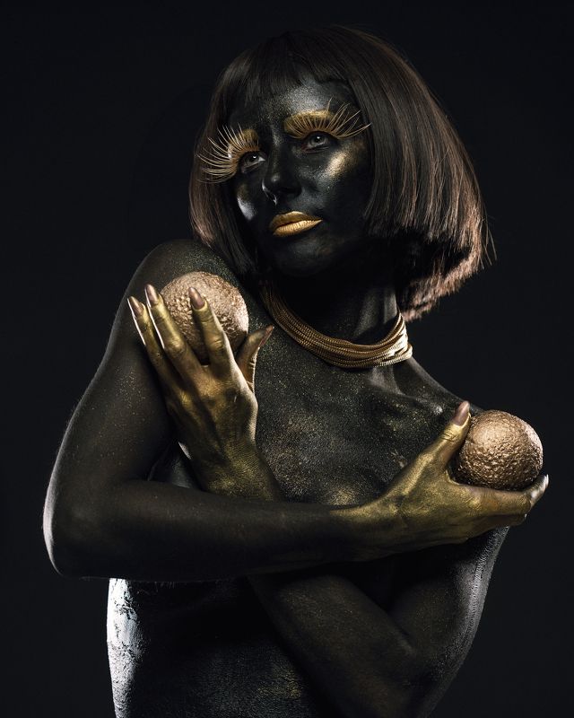 art, balls, beautiful woman, beauty, black and gold, creative, dreaminess, elegance, eyelashes, female, femininity, front view, grace, human face, individuality, indoors, looking, makeup, necklace, one person, portrait, pose, studio shot, young woman The Artistry of Gold фото превью