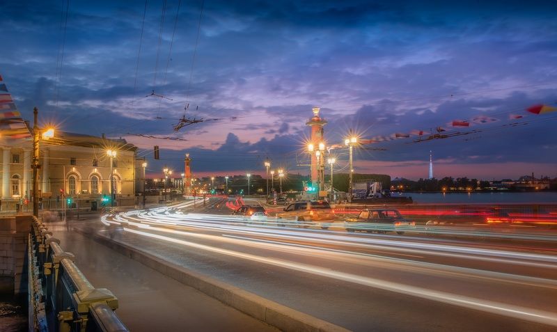 Ночной город в свете фар… фото превью