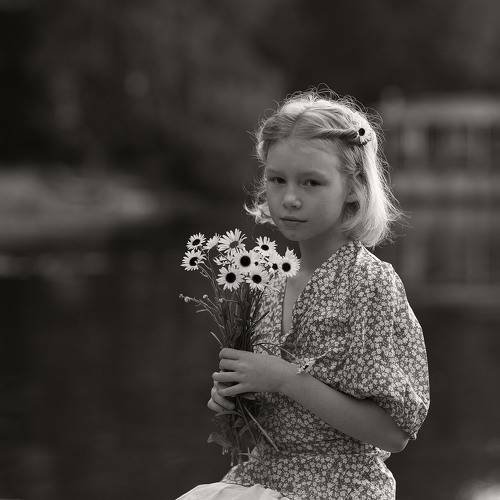 Девочка с ромашками