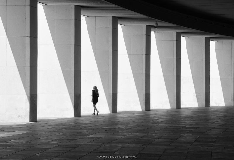 архитектура, москва, поклонная гора, мемориал, форма, свет, тень, структура, ритм, перспектива силуэт, концептуальный, городской пейзаж В лабиринте света фото превью