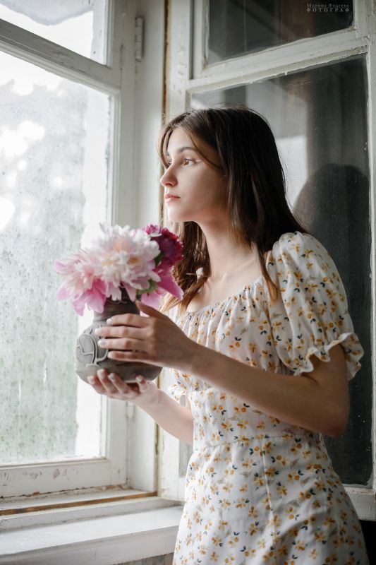 портрет, девушка, букет, пионы Букет любимых цветов фото превью