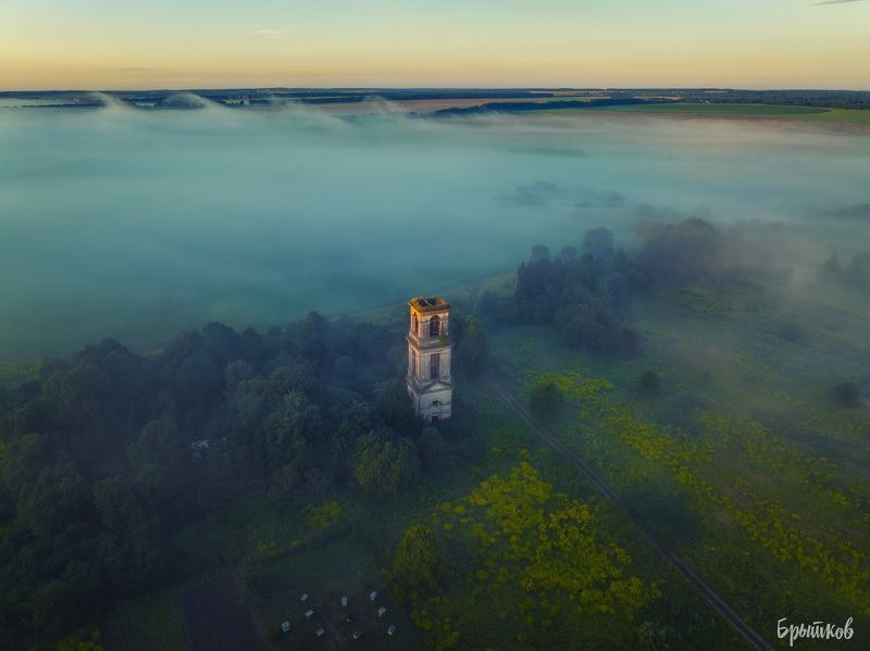 Колокольня церкви Успения Пресвятой Богородицы в Переволоках. фото превью