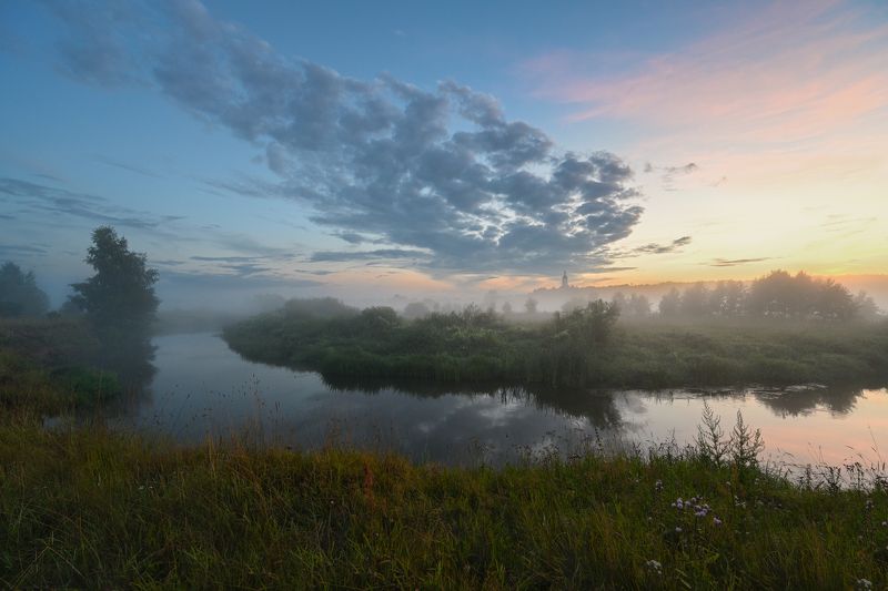 вечер,закат,туман,река,небо,облака,свет,церковь,отражение туманный вечер фото превью