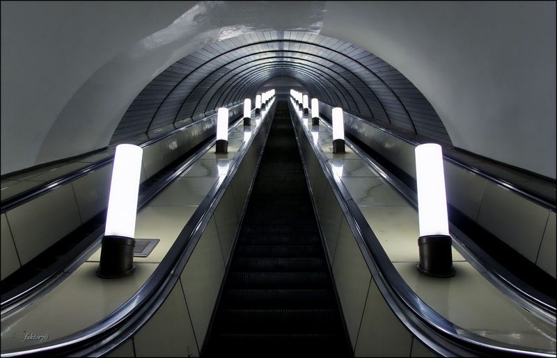 Эскалатор в метро фото превью