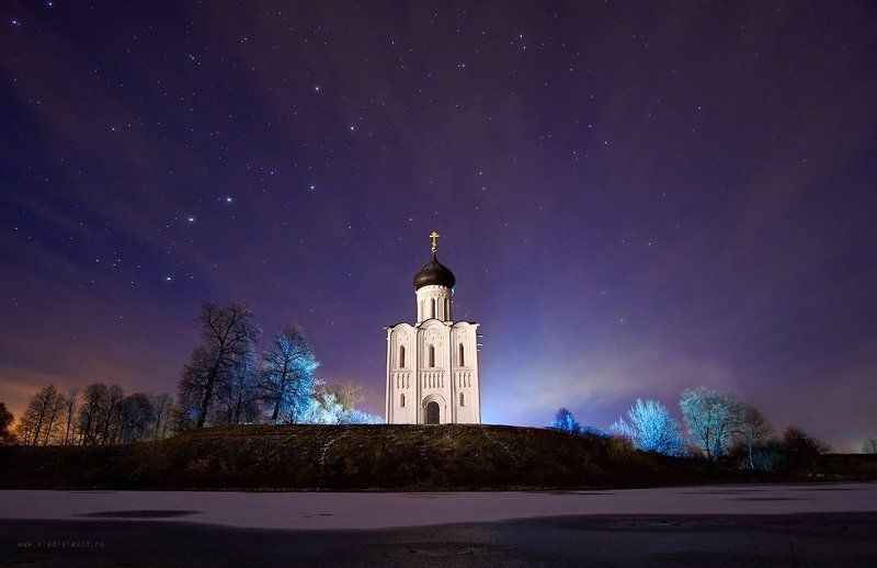 Ночное сияние храма Покрова на Нерли фото превью