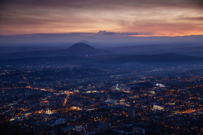 Вечерний Пятигорск на фоне Эльбруса фото превью